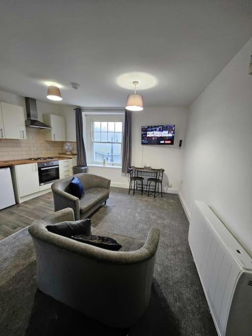 Fully Equipped Kitchen, Double Room Neath Exterior foto